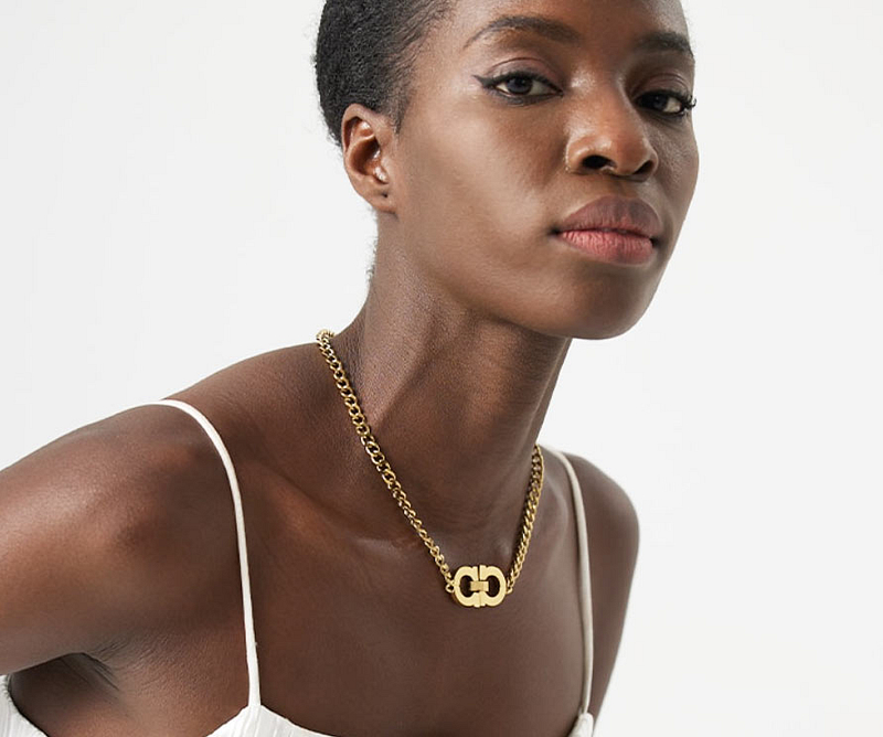 Collier or porté par femmes-noir