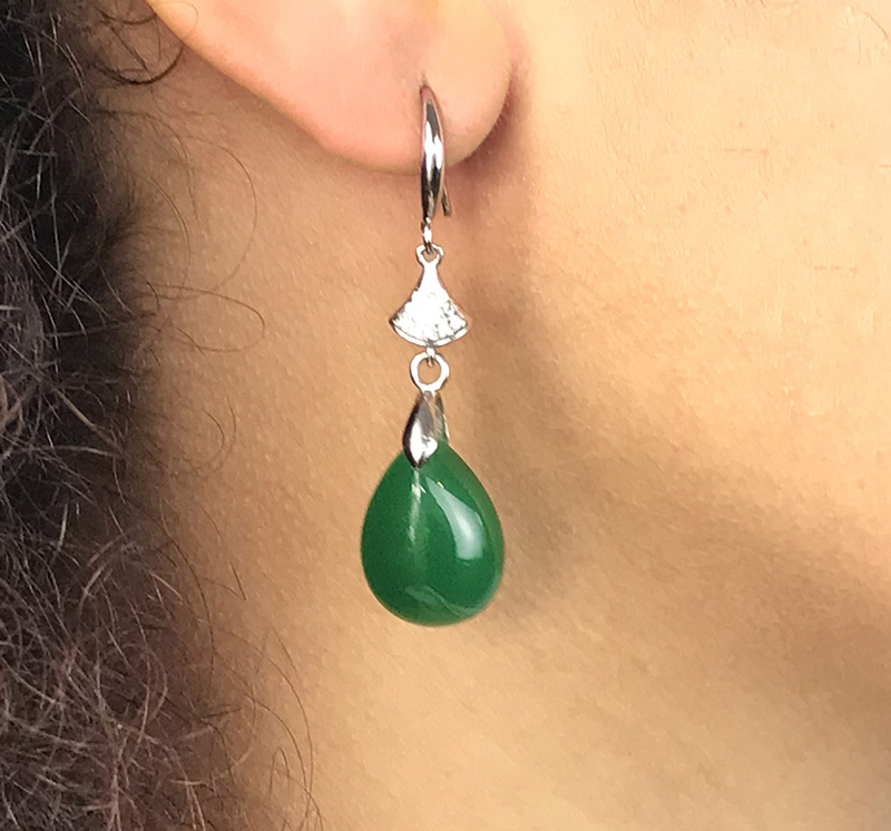 Lobe portant boucle pendante jade