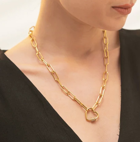 Femme portant un collier or orné cadenas en cœur