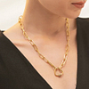 Femme portant un collier or orné cadenas en cœur