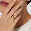 Modèle de bijou - bague ajustable plaqué or porte par une femme
