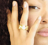 Femme portant bague doré gravé, le bijou est porté au doigt