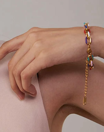Model femme portant bracelet mailles couleur