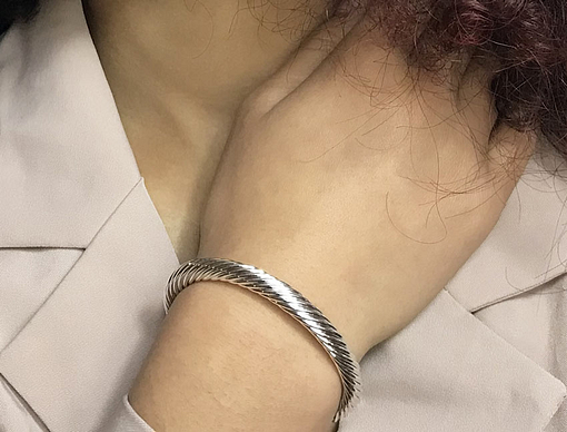 Bracelet jonc sur poignet femme