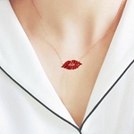 Pendentif unique lèvres rouge strass BIJOUX FEMME COLLIER PENDENTIF FEMME Colliers Femme Idée cadeau Moins 10 € Pendentifs