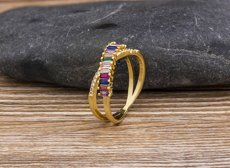 Top qualité mode cuivre CZ arc-en-ciel anneau X croix forme charme bande de mariage pour les femmes parti bijoux originaux