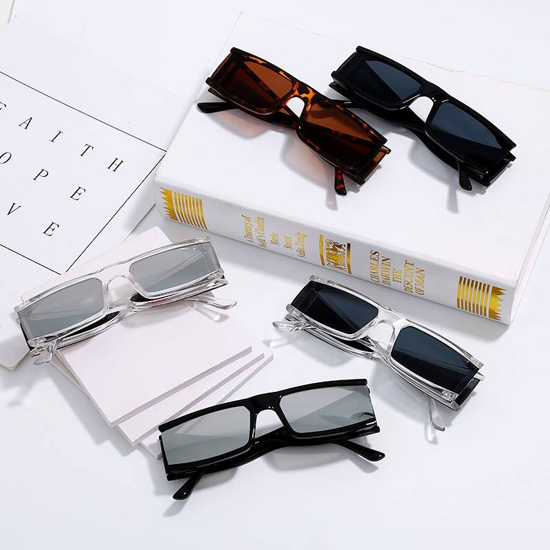 5 modèles de présentation de lunettes, sur un livre