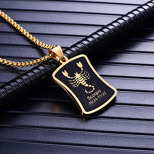 Pendentif en forme de plaque militaire avec le signe du scorpion gravé en or sur du noir