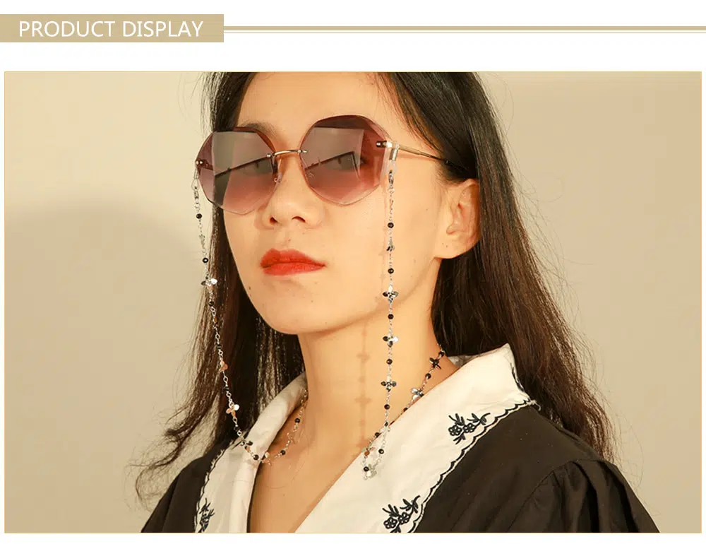 Femme présentant le collier chaine associé au lunette mis sur son visage