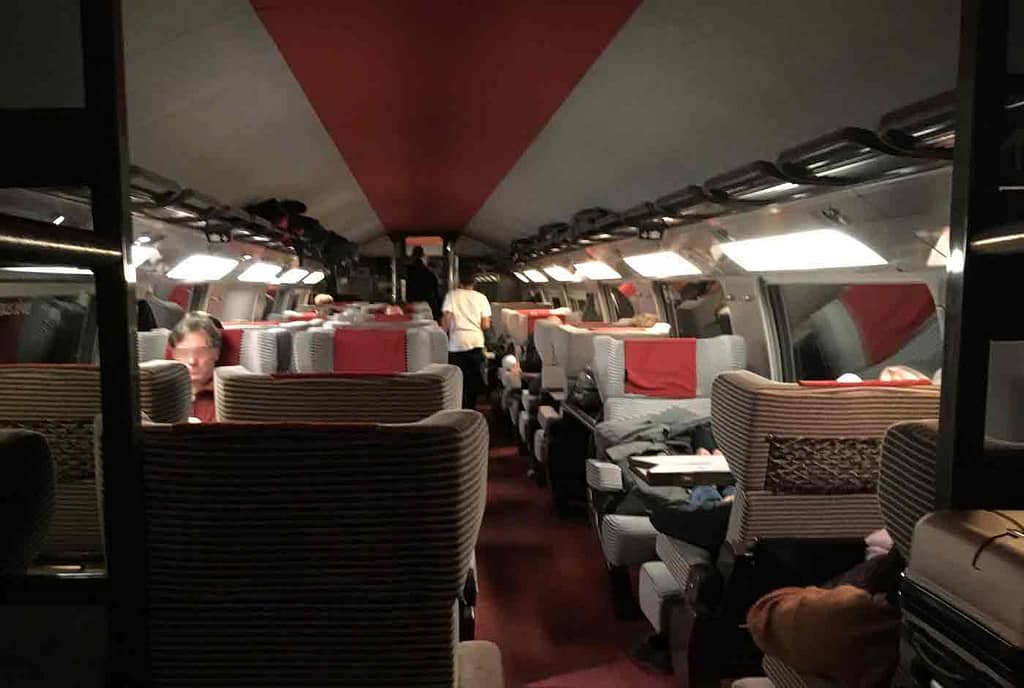 La vue de l'intérieur d'un  TGV-OUI, fort de constater qu'il y a un grande nombre de sièges vides.