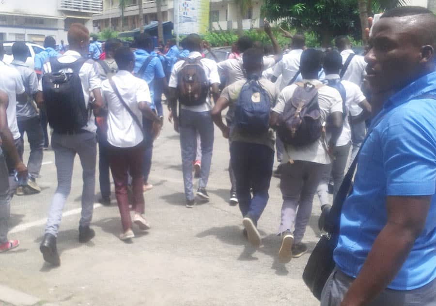 La manifestation étudiante dans une université sur Abidjan ( Côte d'Ivoire). Etudiant en grève de la FESCI .