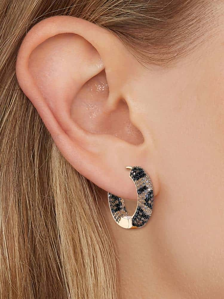 Petites Créoles Plaqué or 18 Carats : gros plan oreille femme portant boucle