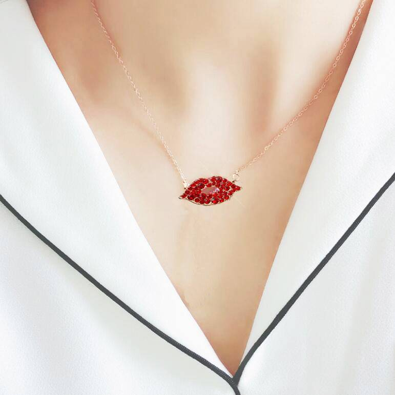 Pendentif unique lèvres rouge strass BIJOUX FEMME COLLIER PENDENTIF FEMME Colliers Femme Idée cadeau Moins 10 € Pendentifs