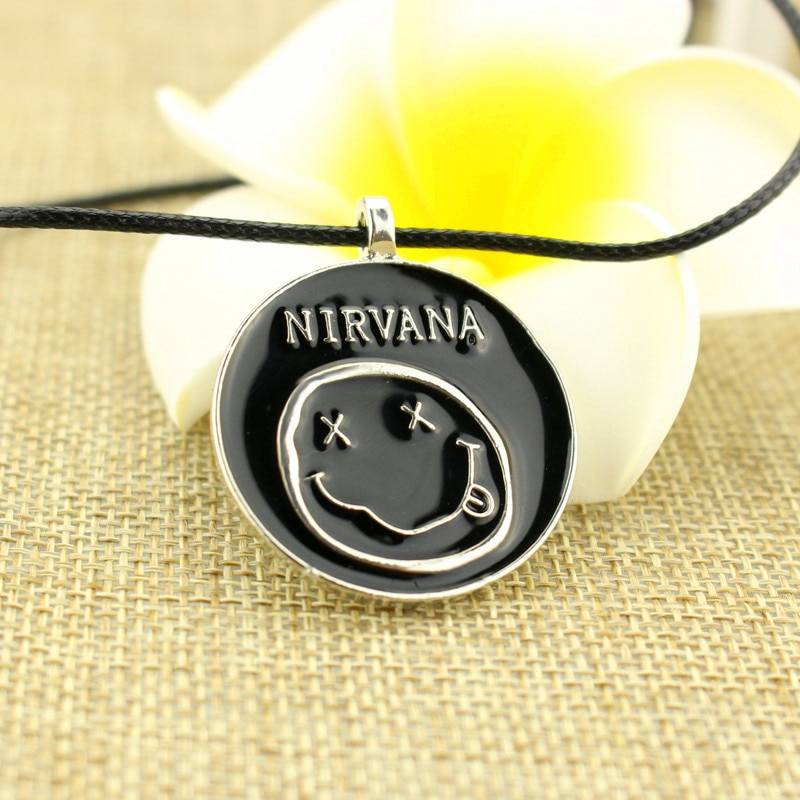 Noir rétro Nirvana pendentifs collier pour femmes/hommes filles garçons bijoux cadeaux corde chaîne simple colliers accessoires