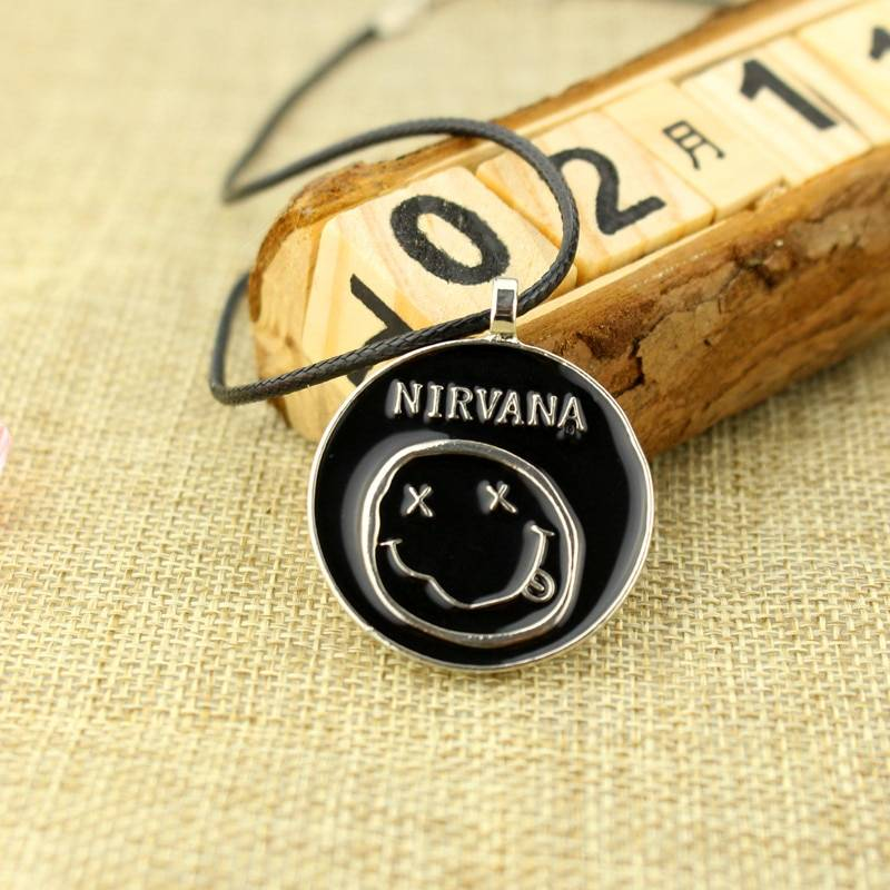 Noir rétro Nirvana pendentifs collier pour femmes/hommes filles garçons bijoux cadeaux corde chaîne simple colliers accessoires